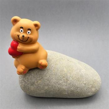 Steinfigur Bär sitzend mit Herz | Gartendeko und Stein-Deko
